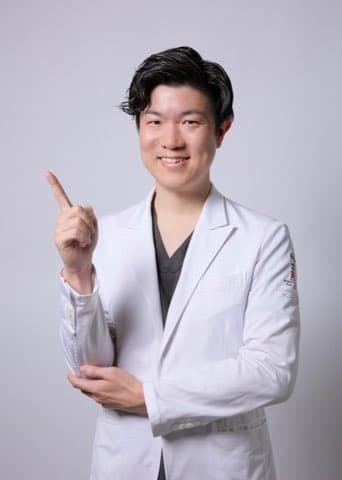笑顔でご案内する院長 告野 英利