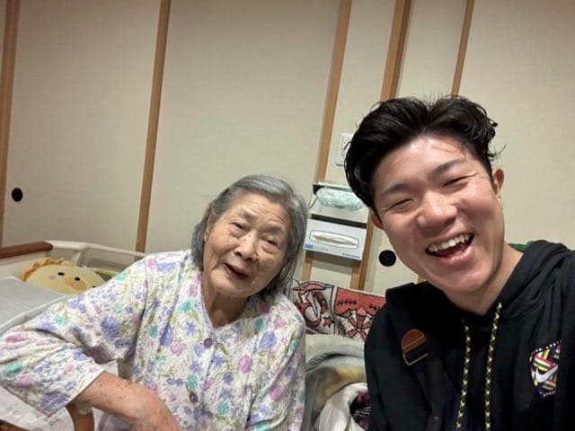 ご自宅で患者様と笑顔で話す院長